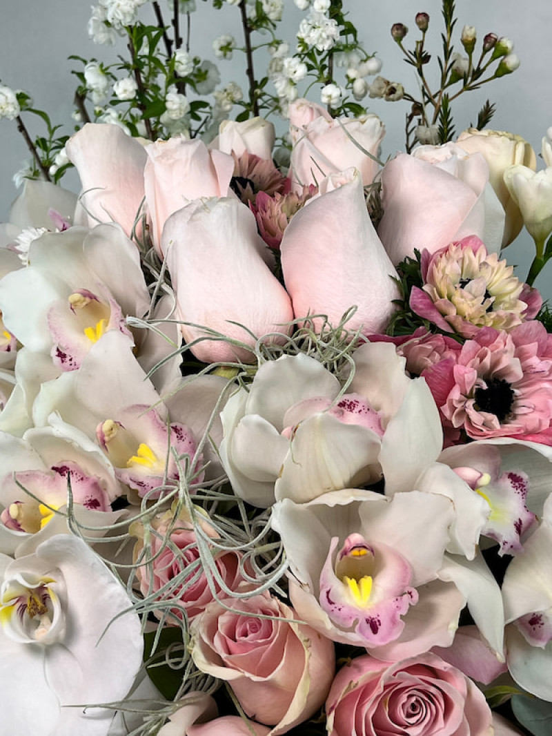 Beyaz Orkide ve Pembe Gül Premium Aranjman ile Zarif Hediye Seçimi