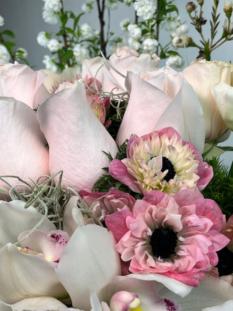 Beyaz Orkide ve Pembe Gül Premium Aranjman ile Zarif Hediye Seçimi