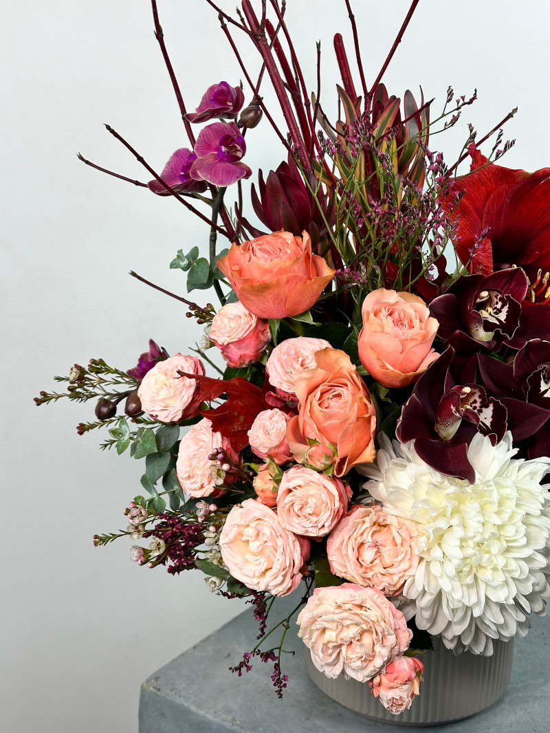 Bordo ve Şeftali Premium Çiçek Aranjmanı ile Zarif Tutku