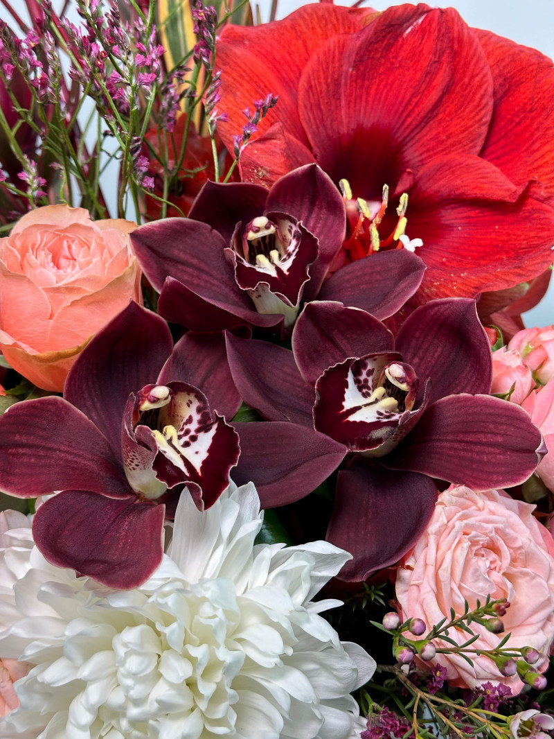 Bordo ve Şeftali Premium Çiçek Aranjmanı ile Zarif Tutku