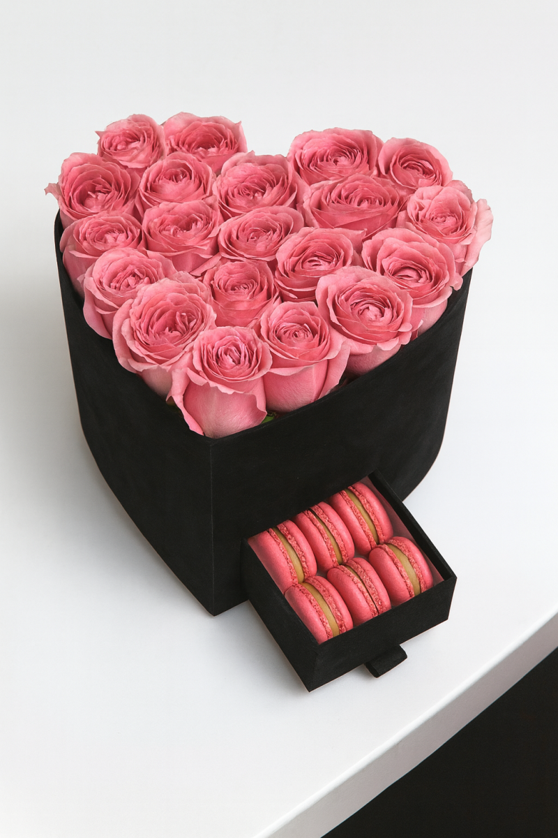 Kalp Kutuda 20 Pembe Gül ve Makaron ile Romantik Hediye