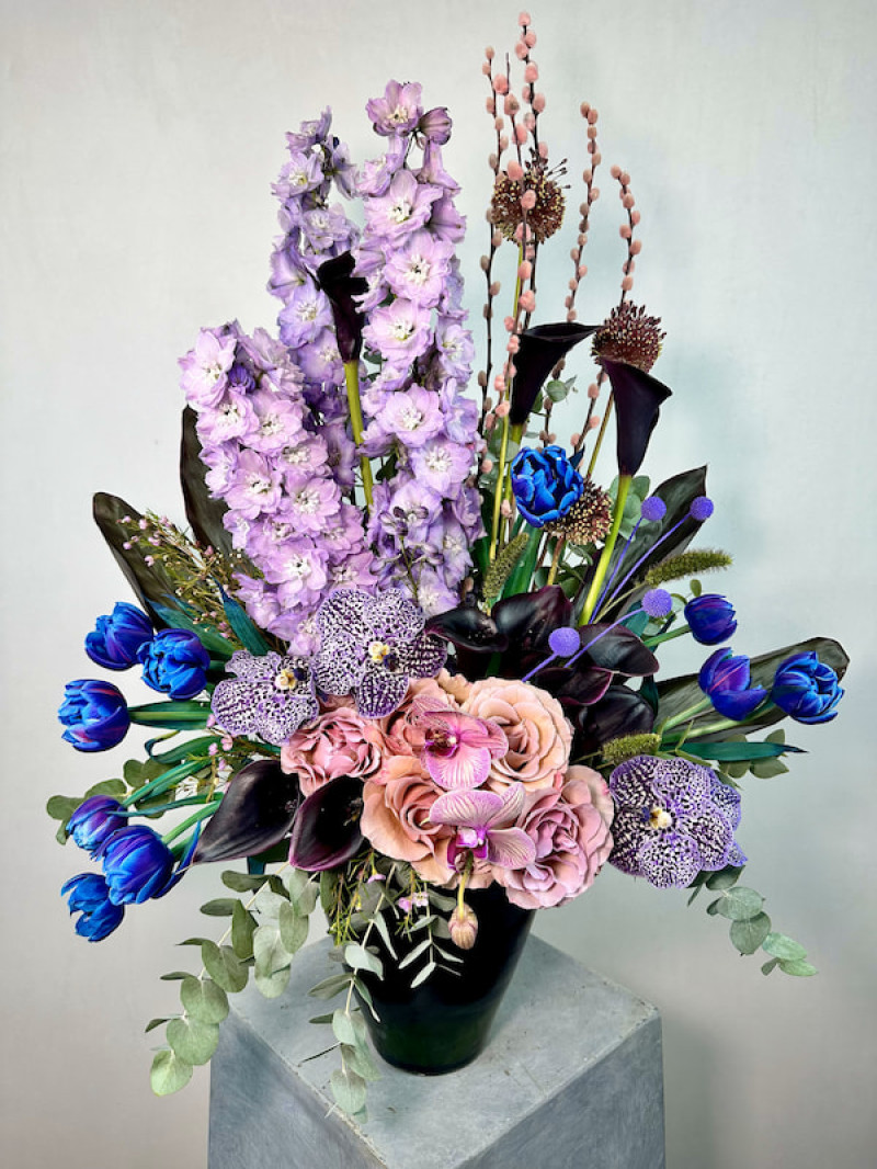 Lila ve Mavi Premium Çiçek Aranjmanı – Lüks Vazoda Zarif Tasarım