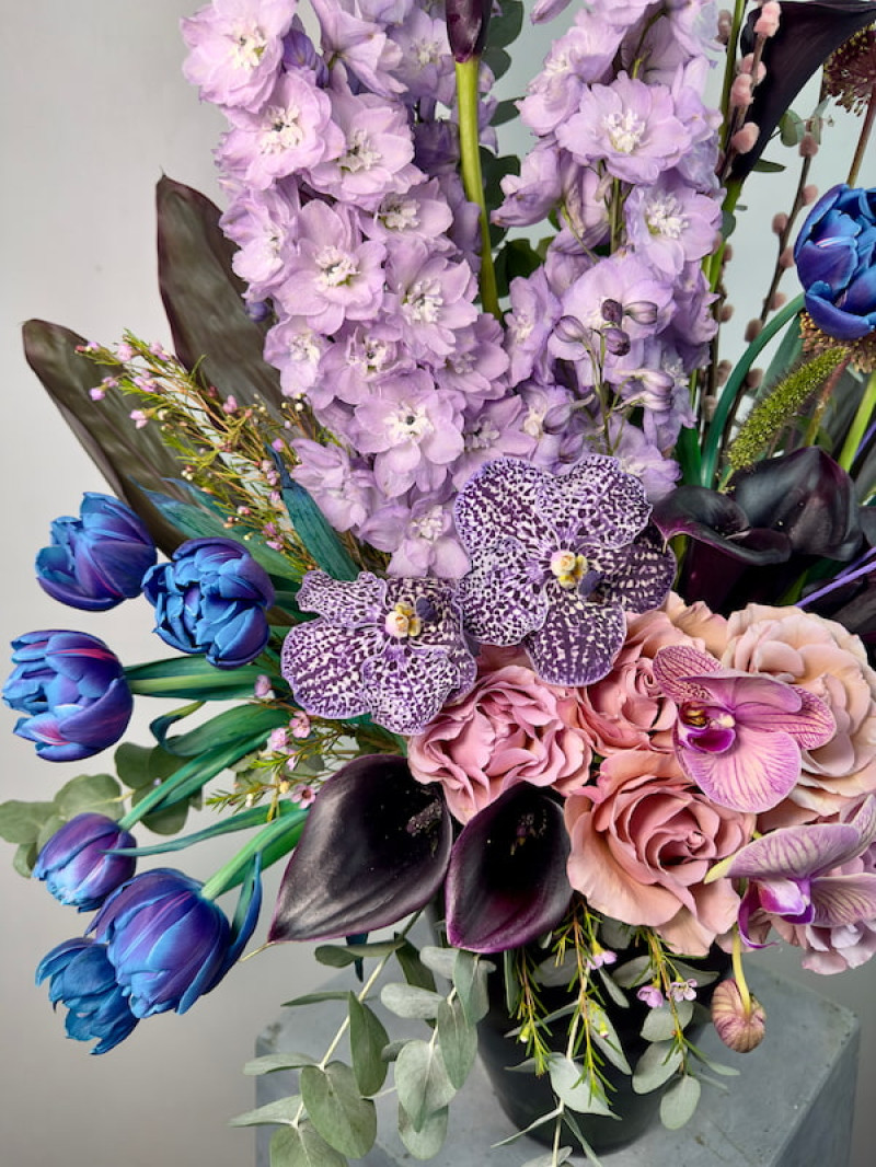 Lila ve Mavi Premium Çiçek Aranjmanı – Lüks Vazoda Zarif Tasarım