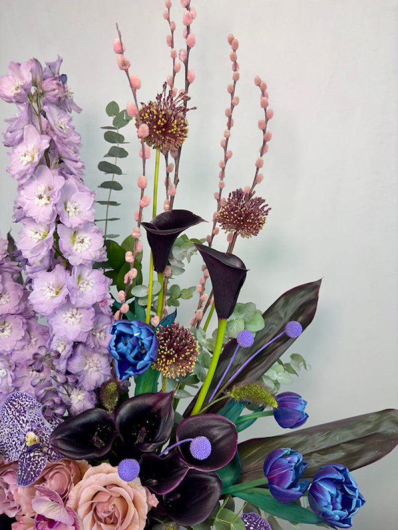 Lila ve Mavi Premium Çiçek Aranjmanı – Lüks Vazoda Zarif Tasarım