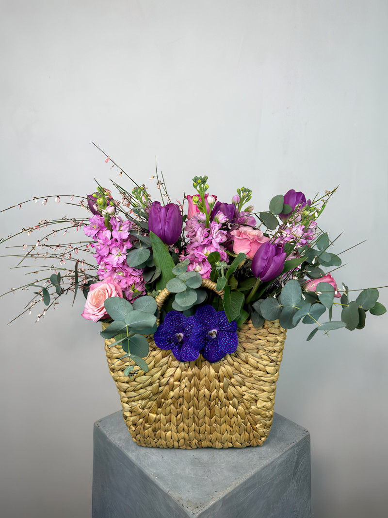 Mor Lale ve Orkide Çiçek Aranjmanı – Hasır Sepette Zarif ve Doğal Hediye