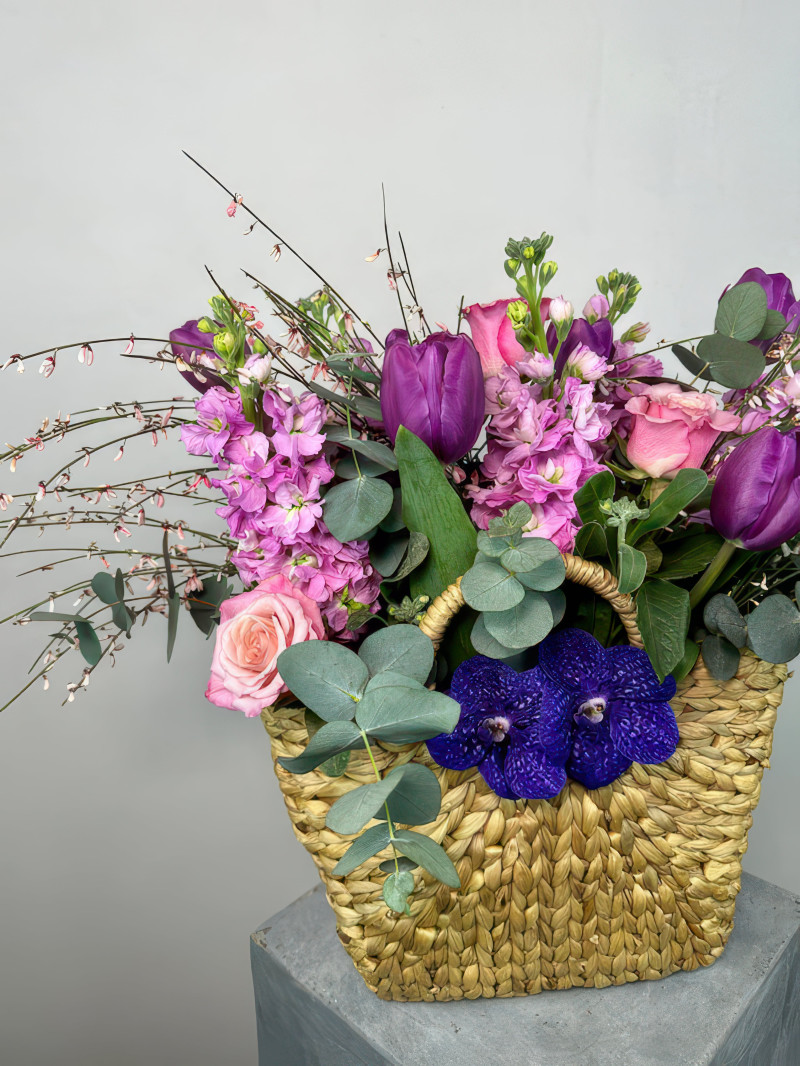 Mor Lale ve Orkide Çiçek Aranjmanı – Hasır Sepette Zarif ve Doğal Hediye