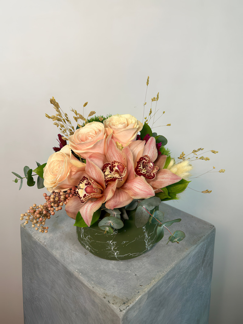 Seramik Vazoda Somon Gül ve Orkide Aranjmanı | Zarif Dekoratif Hediye Çiçek