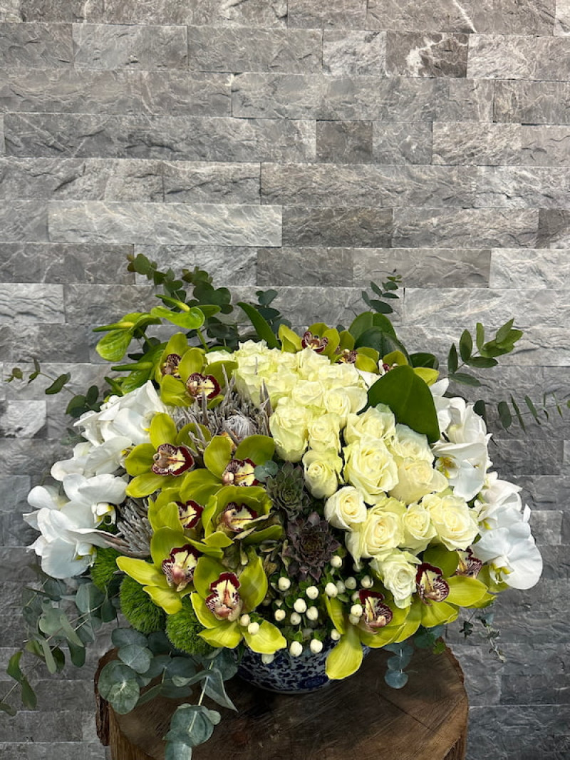 Beyaz Gül ve Yeşil Orkide Aranjmanı – Lüks Çiçek Buketi | Premium Hediye