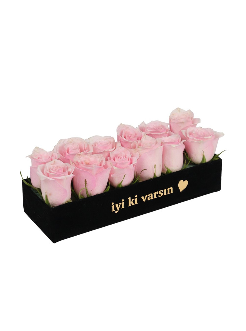 “İyi Ki Varsın” Pembe Gül Aranjmanı – Zarif ve Anlamlı Hediye