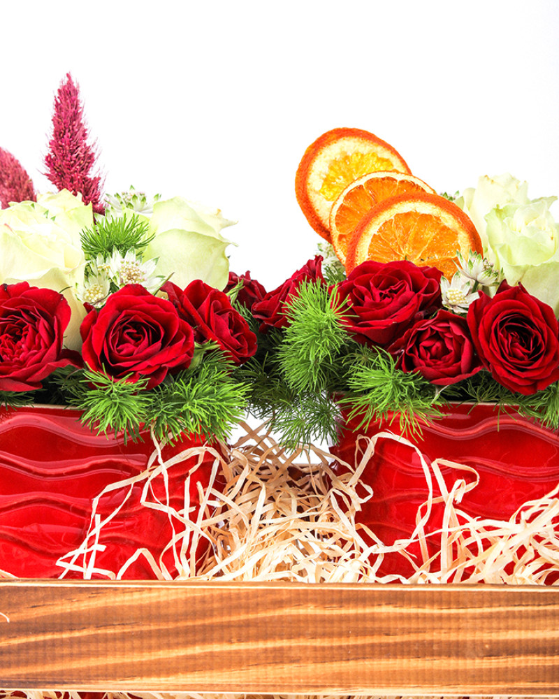 Kırmızı ve Beyaz Gül Ahşap Aranjmanı – Doğal ve Zarif Tasarım