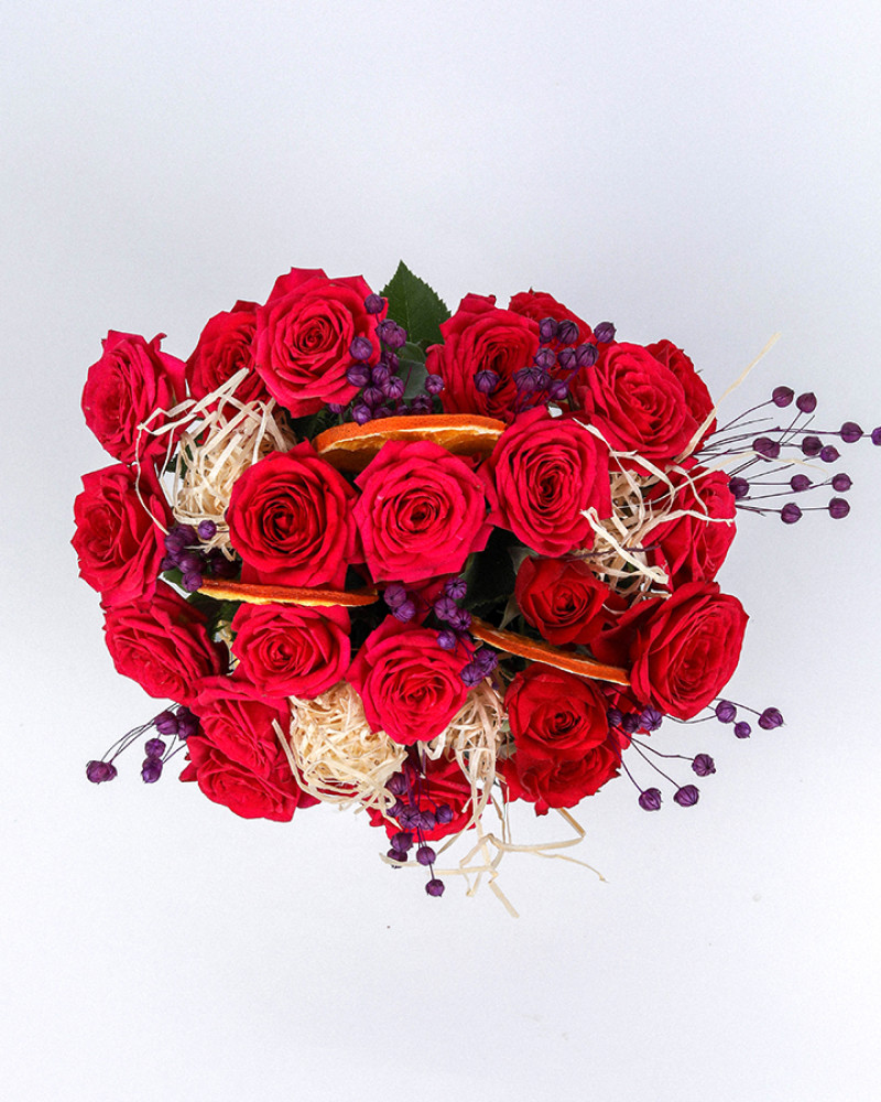 Kırmızı Gül Aranjmanı – Tutkulu ve Şık Çiçek Tasarımı