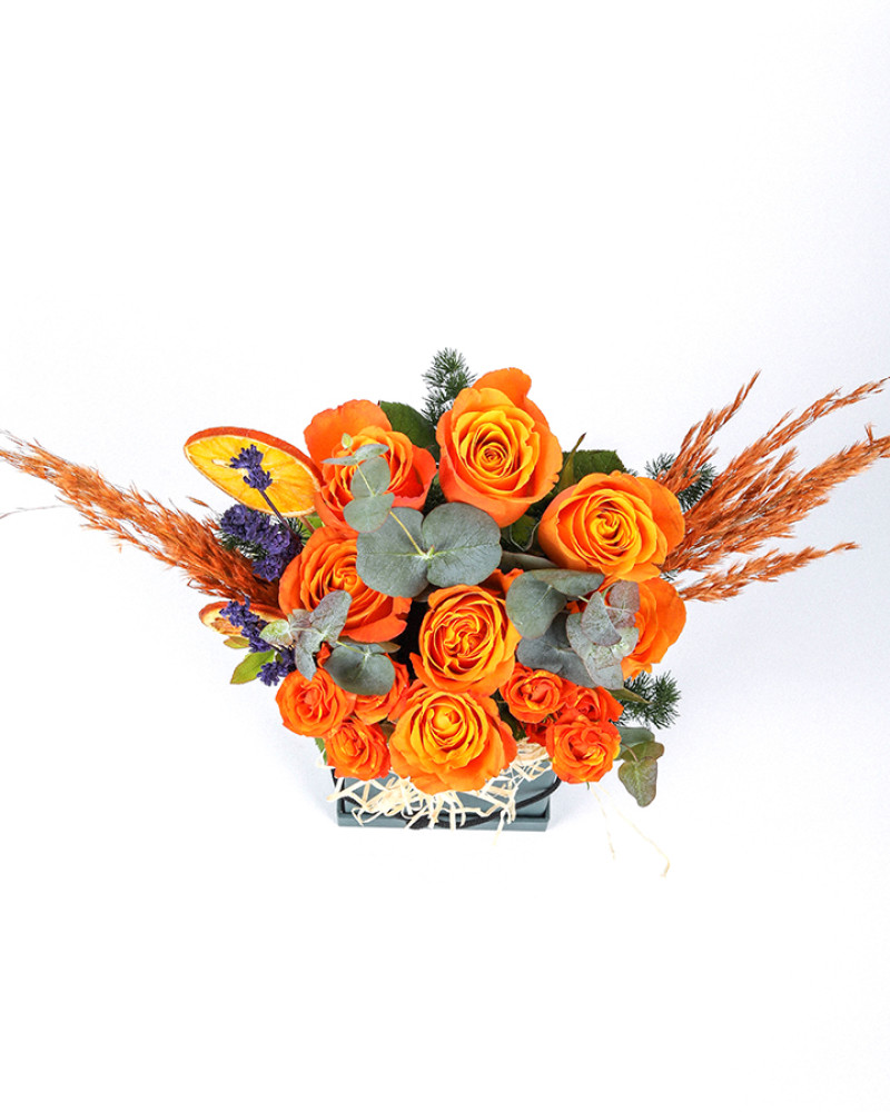 Turuncu Gül Kutusu Aranjmanı – Enerjik ve Zarif Tasarım